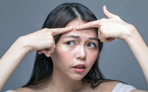 額頭老長(zhǎng)痘痘怎么辦，額頭長(zhǎng)痘的原因及解決方法
