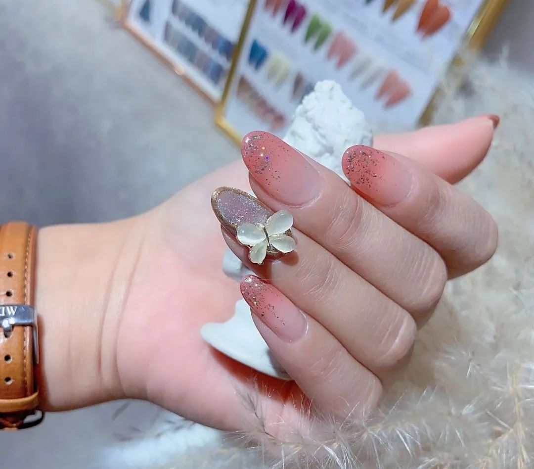 膚色黑黃？就做這些過(guò)年美甲！