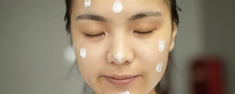底妝怎么樣打才輕薄透 底妝清透妝容才足夠美艷