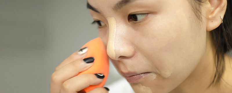 底妝怎么樣打才輕薄透 底妝清透妝容才足夠美艷