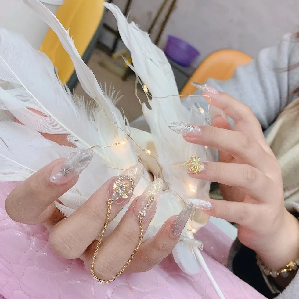 2021過年最適合做這些BlingBling美甲！