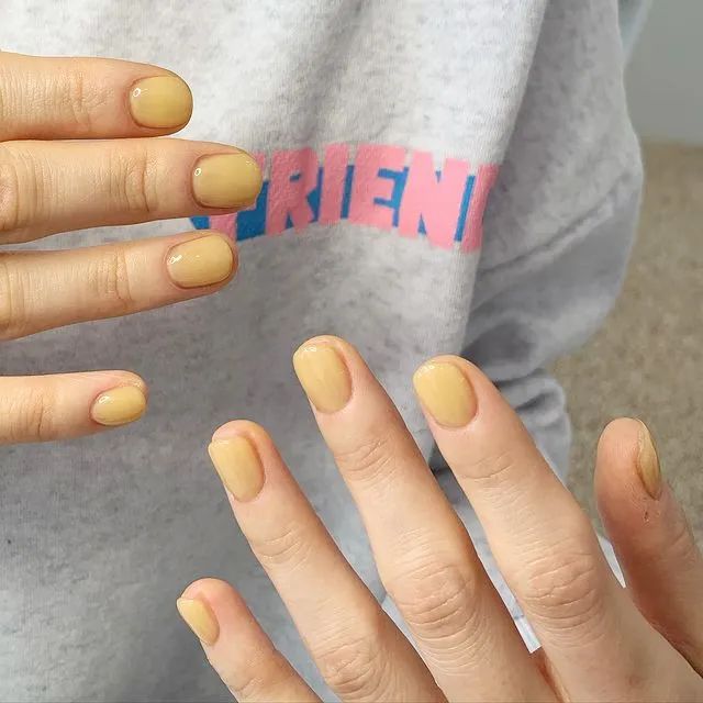 這個季節(jié)，最適合做哪些純色美甲呢？一起來瞧瞧