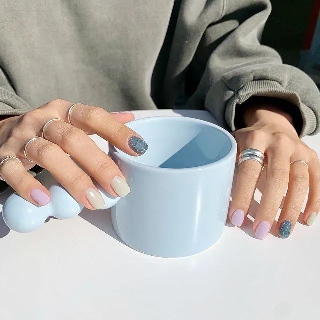 這個季節(jié)，最適合做哪些純色美甲呢？一起來瞧瞧