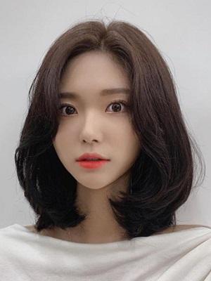 方臉型適合什么發(fā)型，方臉的女生選擇發(fā)型應(yīng)該注意哪些