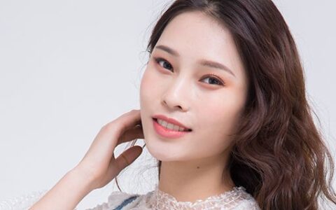 哪種發(fā)型讓女人更成熟 側(cè)分梨花燙讓你性感又有魅力