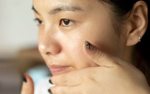 20歲怎樣保養(yǎng)皮膚 早上起來先喝一杯淡鹽水或者蜂蜜水