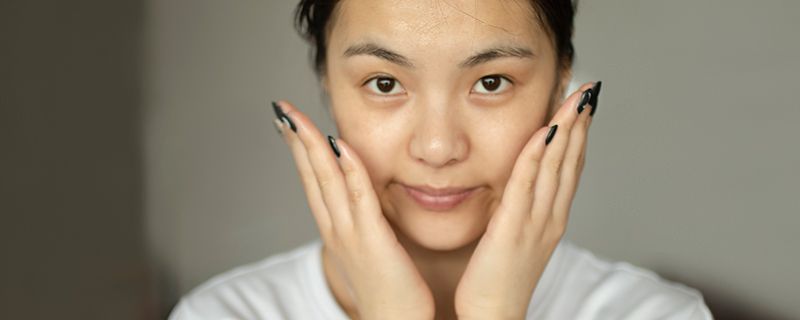 凡士林可以擦臉嗎 真的會讓皮膚變黑嗎