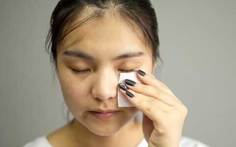 臉部皮膚粗糙毛孔大怎么辦 做好平時(shí)的卸妝和清潔