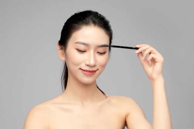 初學(xué)化妝怎樣畫眉毛，初學(xué)化妝畫眉毛的方法