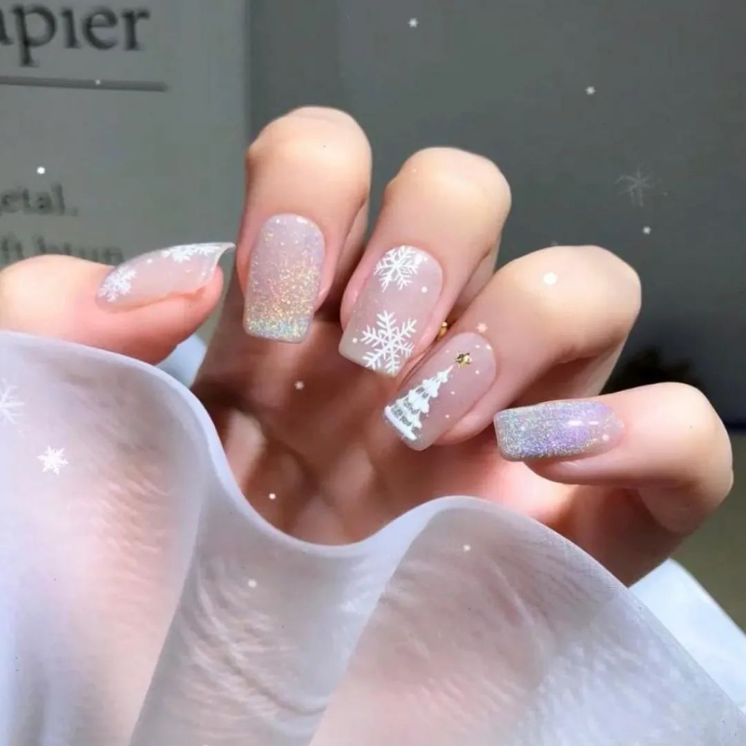 冬天做款雪花美甲，唯美又浪漫
