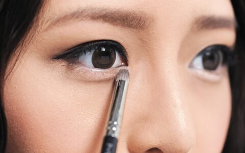 眼袋化妝怎么修飾掉，修飾眼袋的化妝技巧