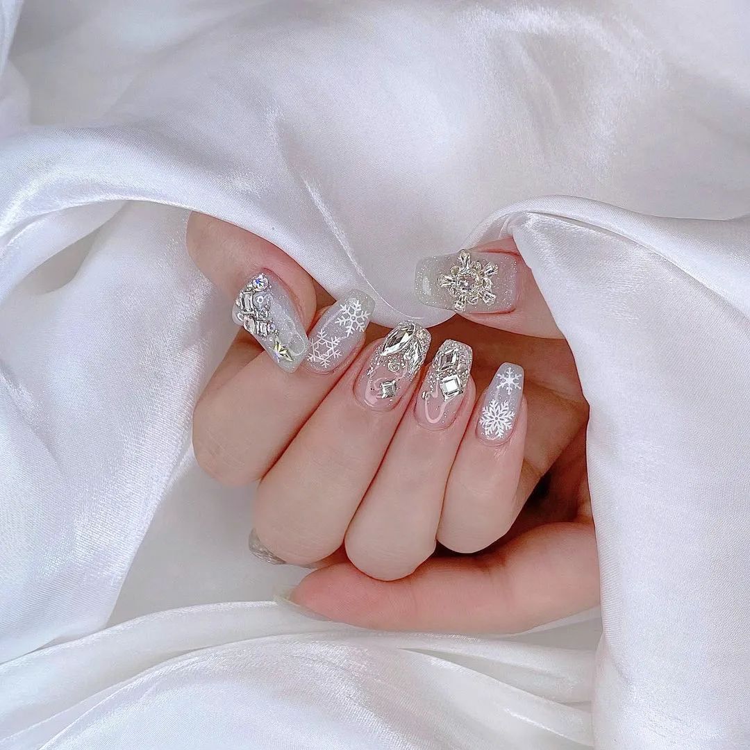冬天做款雪花美甲，唯美又浪漫
