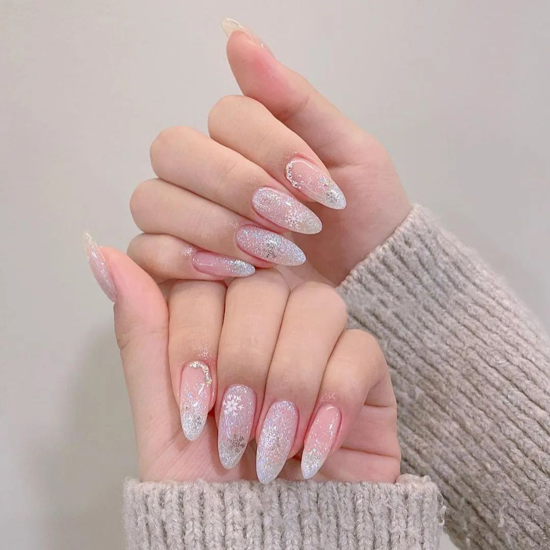 冬天做款雪花美甲，唯美又浪漫