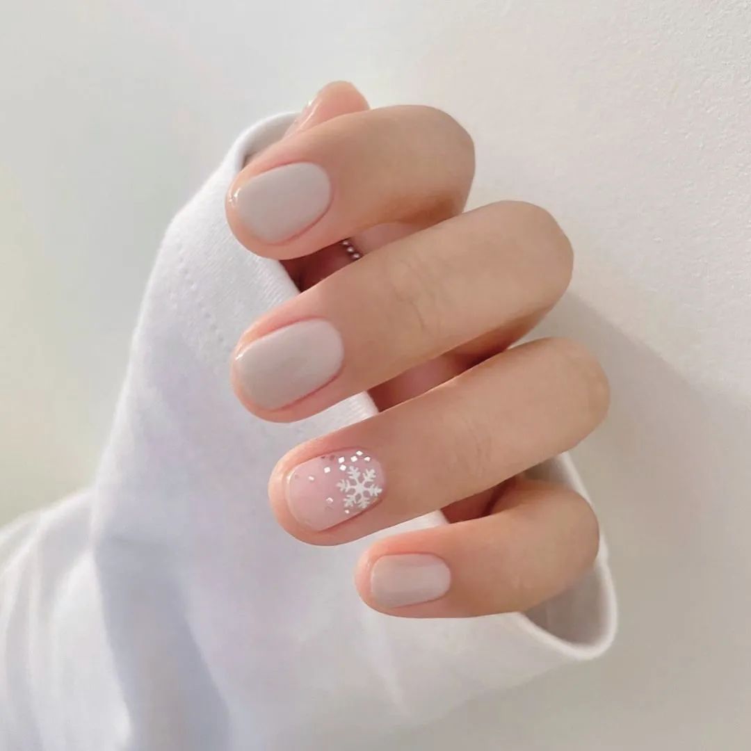 冬天做款雪花美甲，唯美又浪漫
