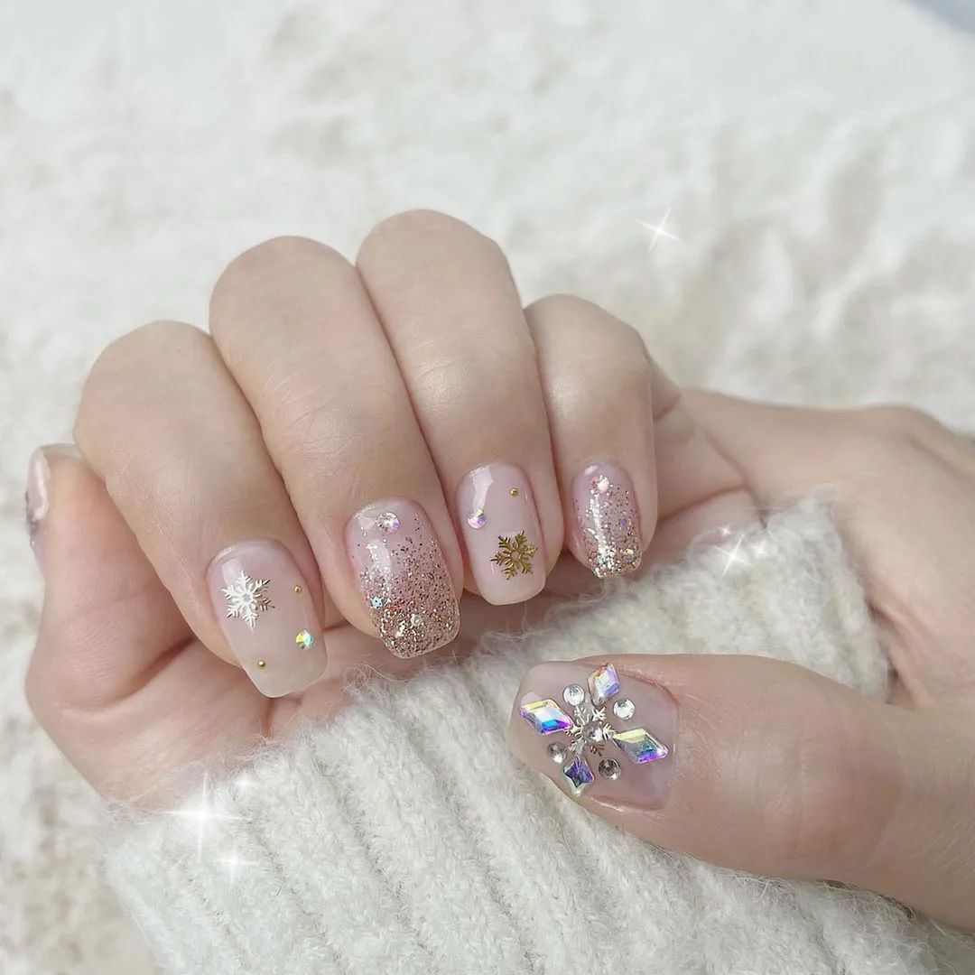冬天做款雪花美甲，唯美又浪漫