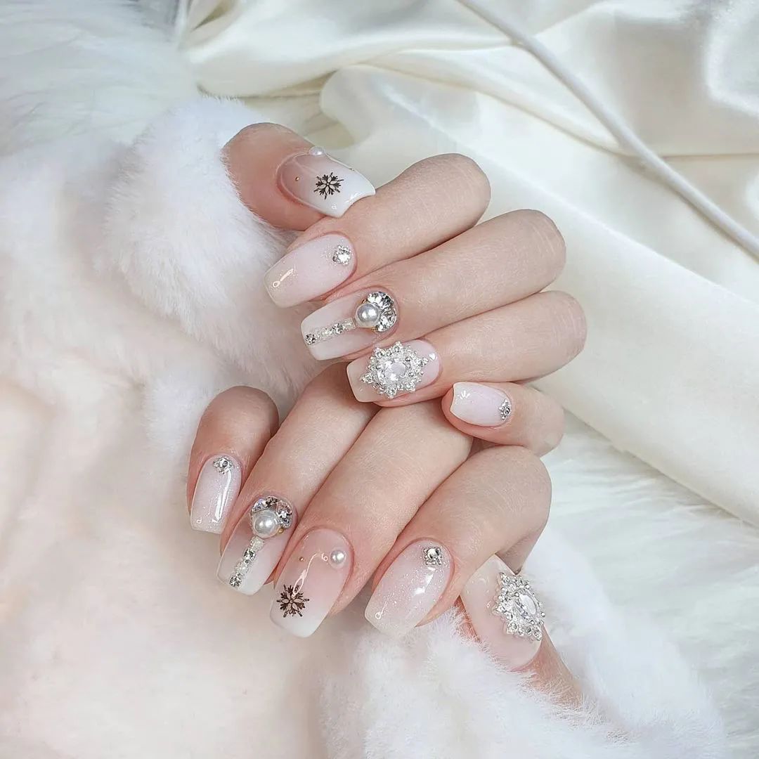 冬天做款雪花美甲，唯美又浪漫