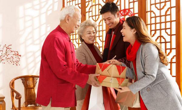 過年去男朋友家?guī)裁炊Y物，過年去男朋友家?guī)裁炊Y物合適