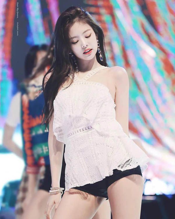 圓臉適合穿什么風(fēng)格的衣服 圓臉女孩也能甜酷