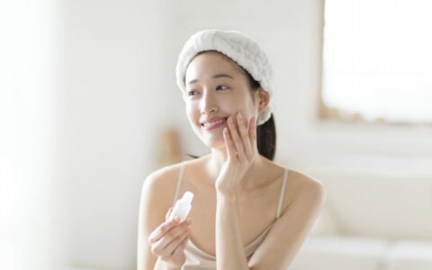 有痘痘怎么化妝不卡粉，痘痘肌化妝不卡粉的小技巧