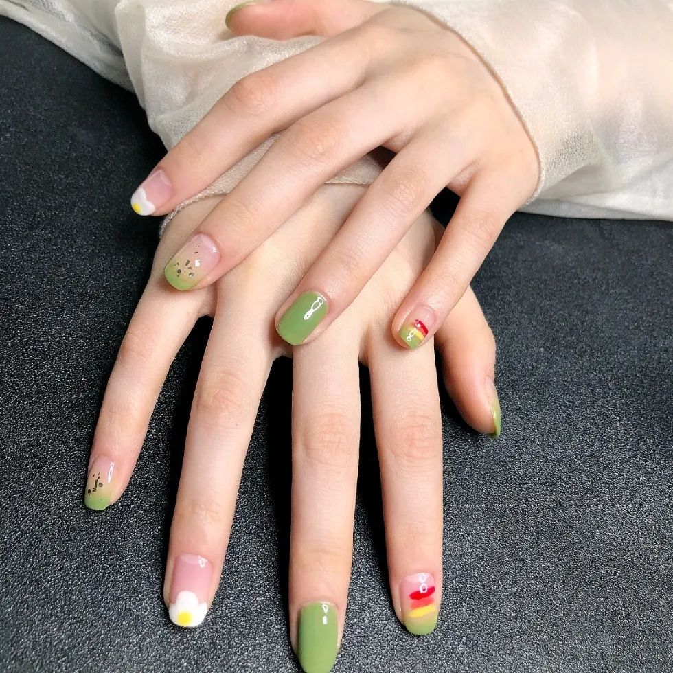 春夏氛圍感超強(qiáng)的綠色系美甲，清新又顯白