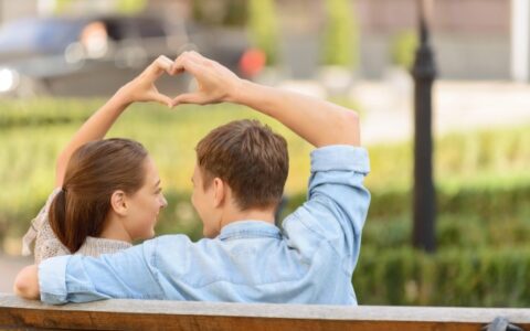 男生為什么喜歡揉女朋友頭發(fā)，男生喜歡揉女友頭發(fā)說(shuō)明什么