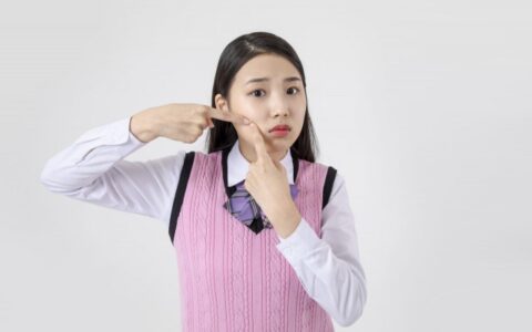 滿臉長痘痘怎么辦，日常怎么改善痘痘??？