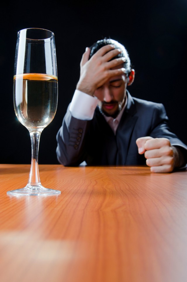 老公天天喝酒該離婚嗎，老公酗酒成癮離婚還是尋求幫助？
